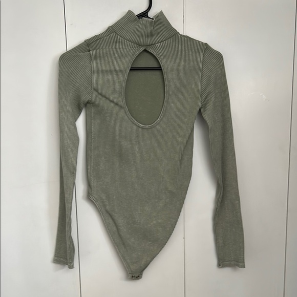 Stylish Olive Ribbed Bodysuit forever 21 long sleeve open back - Picture 7 of 7
